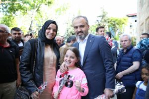 Bursa B&uuml;y&uuml;kşehir Belediye Başkanı Aktaş'tan annelere karanfil