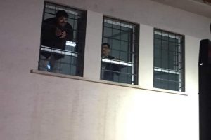 Hastanede başı korkuluklarda sıkıştı