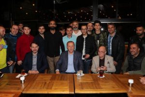 Cumhurbaşkanı Erdoğan, kafede vatandaşlarla sohbet etti