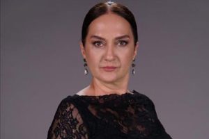 &Uuml;nl&uuml; oyuncu Yeşim G&uuml;l'e b&uuml;y&uuml;k şok! Sevgilisi camdan atladı