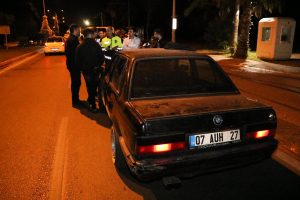 Kovalamaca sonunda durdurulan otomobildeki silah oyuncak &ccedil;ıktı