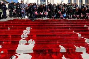 Paris'in &uuml;nl&uuml; merdivenlerini sahte kanla kapladılar