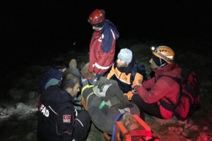 Mantar toplarken kayalıktan d&uuml;şt&uuml;, 17 saat sonra kurtarıldı