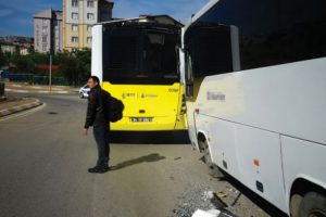 Freni patlayan minib&uuml;s durakta bekleyen İETT otob&uuml;s&uuml;ne &ccedil;arptı