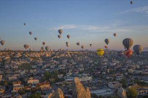 Turistlerin g&ouml;zdesi sıcak hava balonları