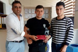 Temizlik iş&ccedil;ileri buldukları para dolu c&uuml;zdanı polise teslim etti