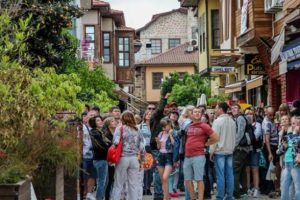 Turistler akın etti... Adım atacak yer kalmadı!