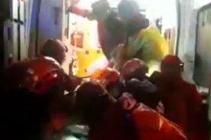 Ka&ccedil;karlarda d&uuml;şen dağcı, 12 saat sonra hastaneye ulaştırıldı