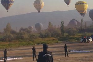 J&Ouml;AK paraş&uuml;t timi, sıcak hava balonundan atladı
