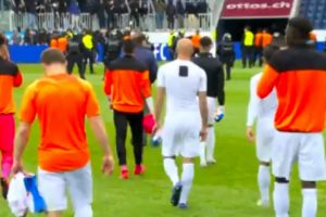 &Ouml;fkeli Grasshoppers taraftarları futbolculara formalarını &ccedil;ıkarttı