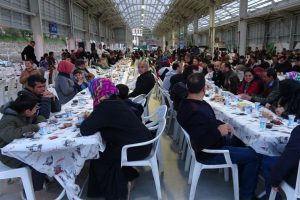 Bursa'da gen&ccedil;ler bir araya gelip bin kişiye iftar verdi