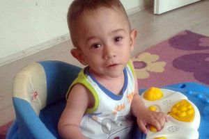 Kanepeden d&uuml;şen minik Can, hayatını kaybetti