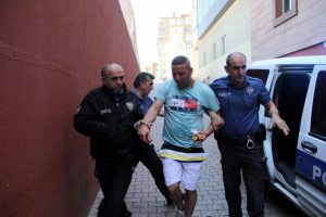 Polise bı&ccedil;ak &ccedil;eken saldırgan, etkisiz hale getirildi