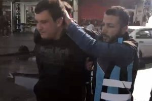 Gen&ccedil; kıza &ccedil;arpan s&uuml;r&uuml;c&uuml; tutuklandı