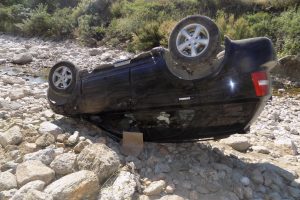 Yoldan &ccedil;ıkan otomobil dereye u&ccedil;tu