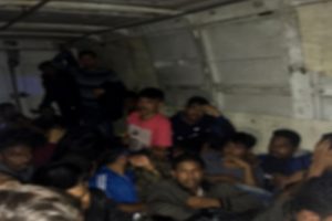 İstanbul'da kamyonette 32 ka&ccedil;ak g&ouml;&ccedil;men yakalandı