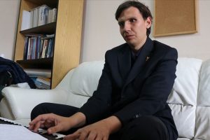 G&ouml;rme engellilere notaları dokunarak &ouml;ğretiyorlar