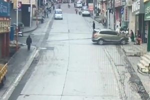 El frenini &ccedil;ekmeyi unuttu sokak savaş alanına d&ouml;nd&uuml;!