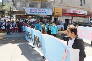 Yaya ge&ccedil;idinden bando eşliğinde ge&ccedil;tiler