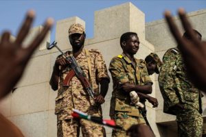 Sudan'da ordu karargahı &ouml;n&uuml;ndeki g&ouml;stericilere saldırı