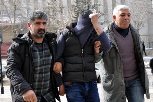 Yaşlı kadının parmağını kırıp y&uuml;z&uuml;ğ&uuml;n&uuml; gasbeden komşuya hapis