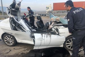 Bursa'da hareket halinde uyuyan s&uuml;r&uuml;c&uuml; TIR'a arkadan &ccedil;arptı