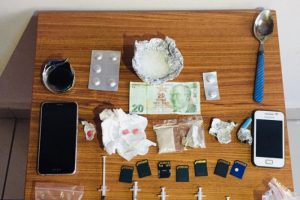 Tuzla'da polisin durdurduğu ara&ccedil;tan uyuşturucu &ccedil;ıktı
