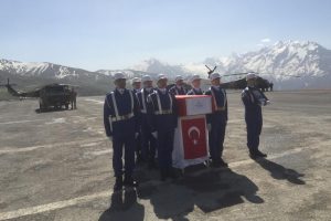 Şehit eşi y&uuml;rek dağladı! "Ne olur bizi bırakıp gitme, ben sensiz ne yaparım"
