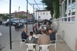 Asırlık ramazan n&ouml;beti... Her g&uuml;n bir aile iftar veriyor