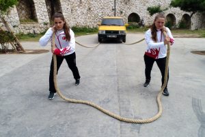 G&uuml;reş&ccedil;i kız kardeşler otomobil &ccedil;ekerek antrenman yapıyor