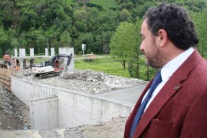 Yıkım kararı alınan ka&ccedil;ak yapıyı, sahibi yıktı