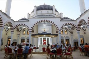 Cibuti'nin simgesi haline gelen 2. Abd&uuml;lhamid Han Camisi'nde iftar