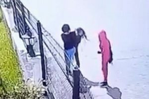 Gen&ccedil; kızlar yol kenarında birbirine girdi