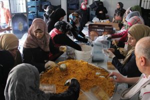 Suriyelilerin geleneksel yemeği iftar sofralarında