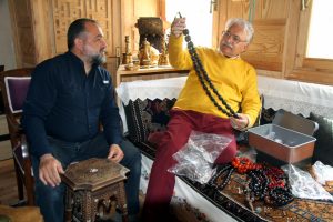 Sel&ccedil;uklu ve Osmanlı d&ouml;nemi eserleri evinde sergiliyor