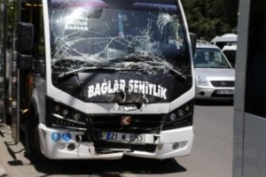 Freni boşalan yolcu minib&uuml;s&uuml; başka bir minib&uuml;se &ccedil;arptı: Yaralılar var