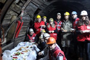 Kızılay &uuml;yeleri, madencilerle sahur yaptı