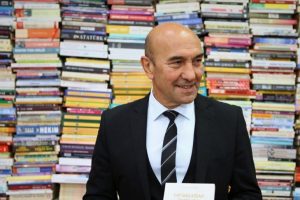 Soyer'in &ccedil;ağrısı kampanyaya d&ouml;n&uuml;şt&uuml;, 10 bin kitap toplandı
