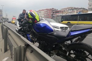 &Ouml;nce otomobile sonra bariyerlere &ccedil;arptı