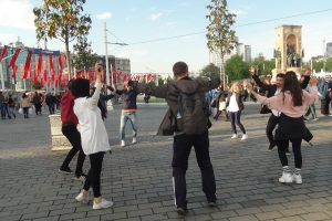 Taksim'de zeybek oynayan &ouml;ğrencilere yoğun ilgi