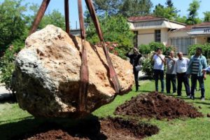 8 tonluk kayanın altında kabartma fig&uuml;r&uuml; bulundu