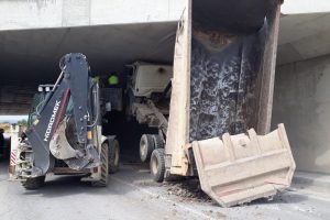 Kamyonun damperini a&ccedil;ık unuttu, &ouml;l&uuml;mden d&ouml;nd&uuml;!