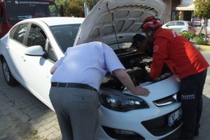 Otomobilin motor kısmına sıkışan kediyi itfaiyeciler &ccedil;ıkardı