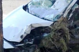Hurdaya d&ouml;nen otomobilin i&ccedil;inden sağ kurtuldular