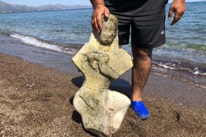 Muğla'da denizde kadın heykeli bulundu