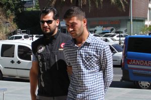 4 kilogram esrarla yakalanan garson tutuklandı