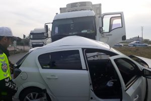 Bursa'da kamyon otomobili bi&ccedil;ti: 1 &ouml;l&uuml;, 1 yaralı