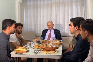Binali Yıldırım &ouml;ğrencilerin davetini kırmadı