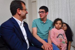 İmamoğlu, iftarda bir vatandaşın evine konuk oldu