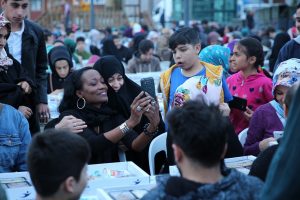 Amerikalı &uuml;nl&uuml; sanat&ccedil;ı ilk iftarını Bağcılar'da yaptı